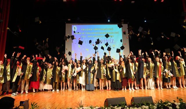 İnsan ve Toplum Bilimleri Fakültesi’nde Mezuniyet Heyecanı