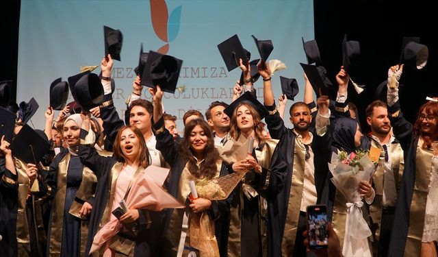 İİBF’de Mezuniyet Sevinci