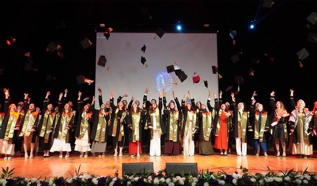 Sağlık Bilimleri Fakültesi Mezunlarını Uğurladı