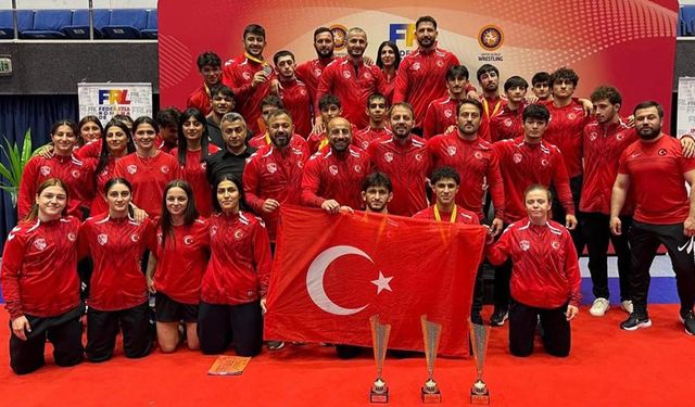 Tuba, Şevval ve Dilan Romanya’da Kürsüye Çıktı