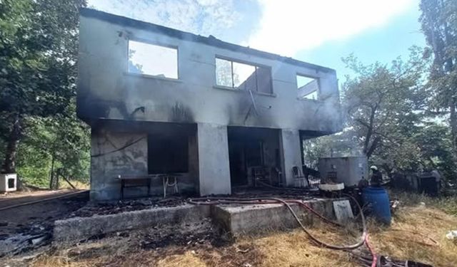 Örencik’te İki Katlı Ev Küle Döndü