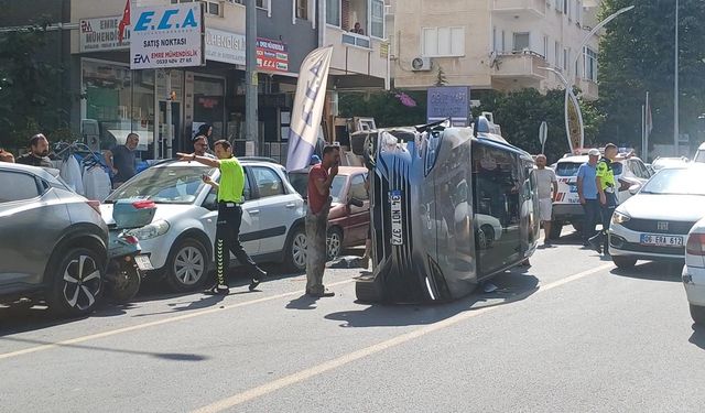 Yalova'da SUV Tipi Araç Park Halindeki İki Otomobile Çarparak Devrildi