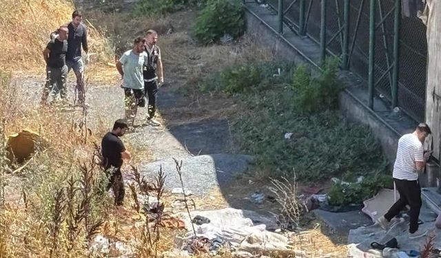 Esenyurt'ta Gündüz Vakti Uyuşturucu Kullanan Şahıslar Cep Telefonu Kamerasına Yansıdı