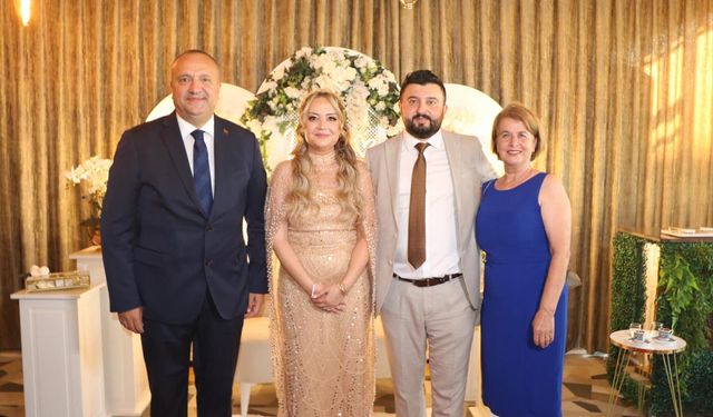 Başkan Kurt, Meclis Üyelerinin Nişan Yüzüklerini Taktı