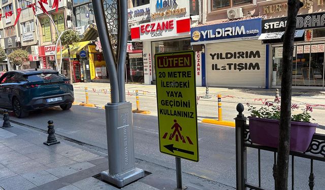 Yaya Geçidi 20 Metre Uzağında, Vatandaş Dubaların Üstünden Atlıyor