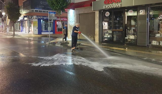 Merkez Caddelere Kapsamlı Temizlik Çalışması