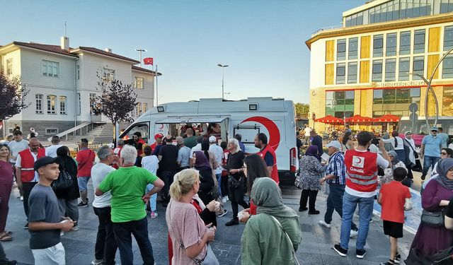 Vali Kaya Aşure Dağıttı
