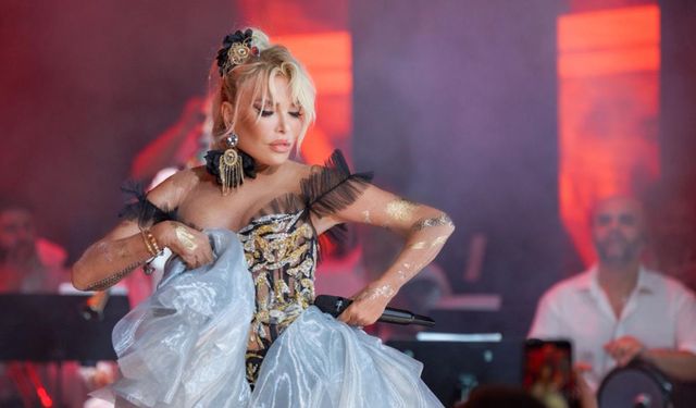 79 yaşındaki Süperstar Ajda Pekkan 3 saat kaldığı sahnede 45 şarkı söyledi