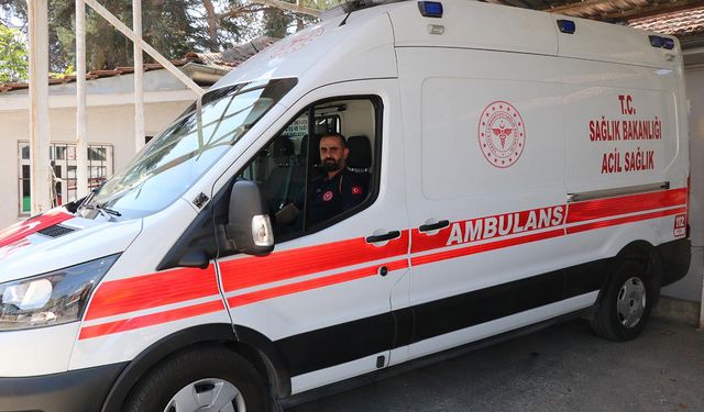 Ambulans şoförü çocuğu yalın ayak bırakmadı, istasyona galoşla döndü