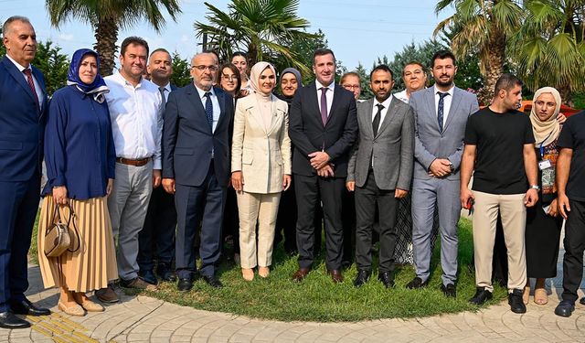 Bakan Göktaş Çınarcık Huzurevi’ni Ziyaret Etti