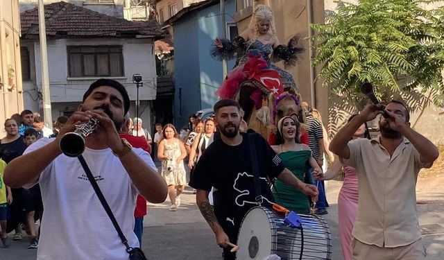 Böyle düğün görülmedi, anne deveye sünnet çocuğu Midilliye bindi