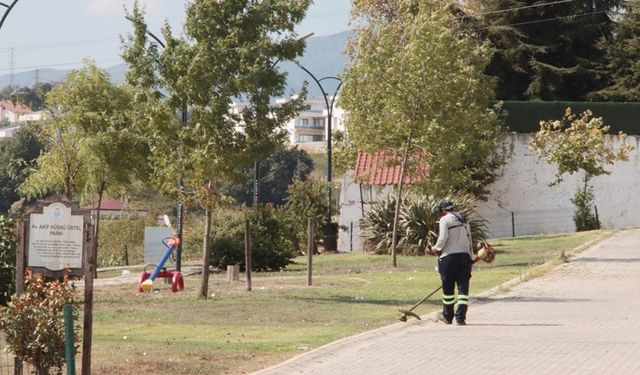 Park Ve Bahçelerin Bakımları Devam Ediyor