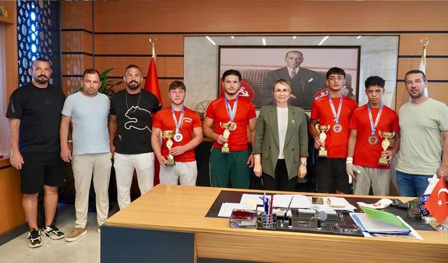 Altınovalı Pehlivanlar Kurtdereli’ye Damga Vurdu