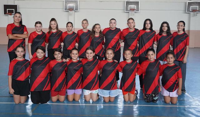 Genç Voleybolcular Formalarıyla Sahada