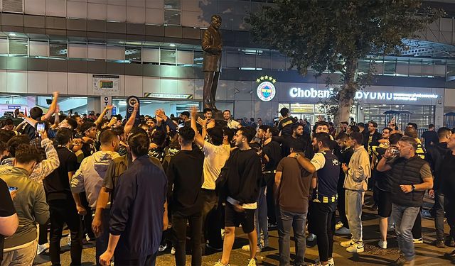 Fenerbahçeli taraftarlar, Sadettin Saran'ın başkan seçilmesini stat önünde kutladı
