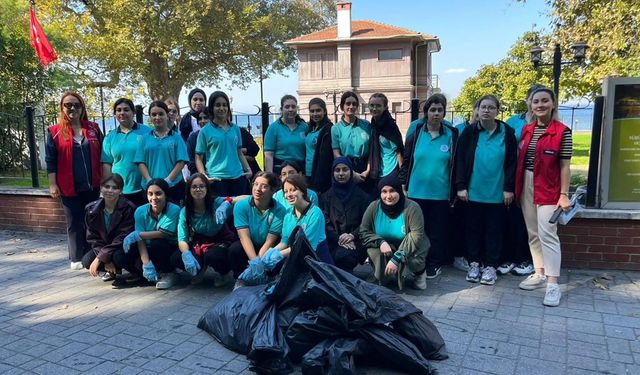 Gençler, Dünya Temizlik Günü’nde Sahilde Buluştu