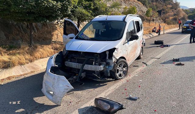 Kamyonet yol kenarında lastik değiştiren çifte çarptı: 2 ölü, 2 yaralı