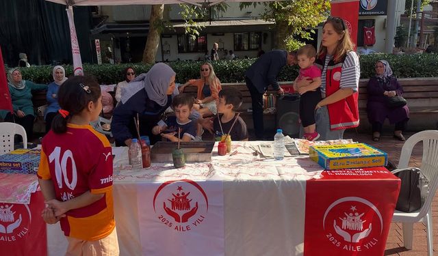 Yalova’da “Aile Ebru Sanat Atölyesi” Renkli Görüntülere Sahne Oldu