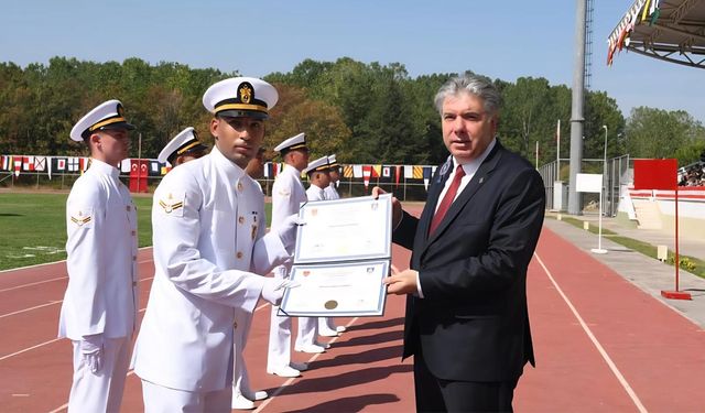 Yalova Üniversitesi Rektörü Bahçekapılı, MSÜ Deniz Astsubay MYO Diploma Törenine Katıldı