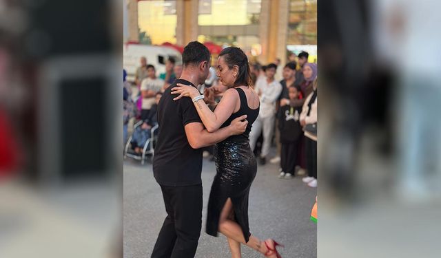Yalova Meydanında Tango Gösterisi