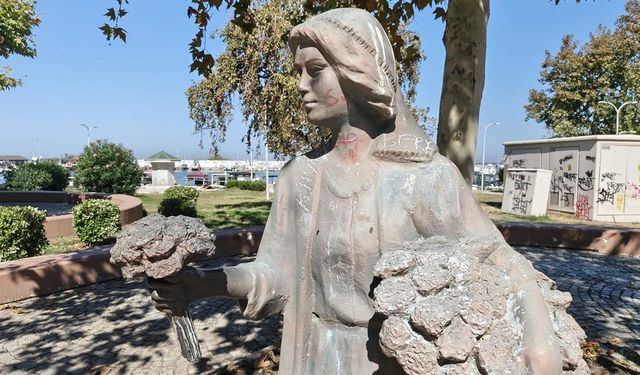 Vandallar Yalova’da Yine İş Başında: Çiçekçi Kadın Heykeli Karalandı