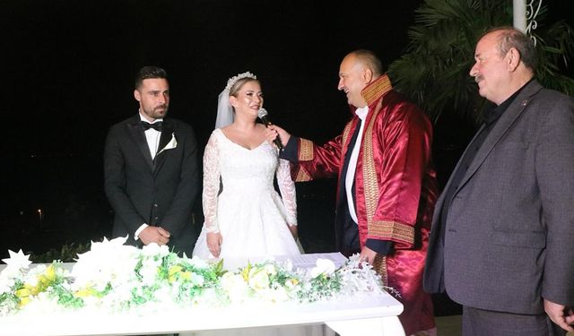 Başkan Kurt, Hafta Sonu Boyunca Genç Çiftleri Evlendirdi