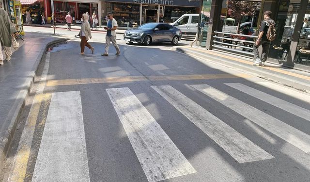Yalova’da Görme Engelli Yolu ile Yaya Geçidi Arasındaki Uyuşmazlık Tepki Çekti