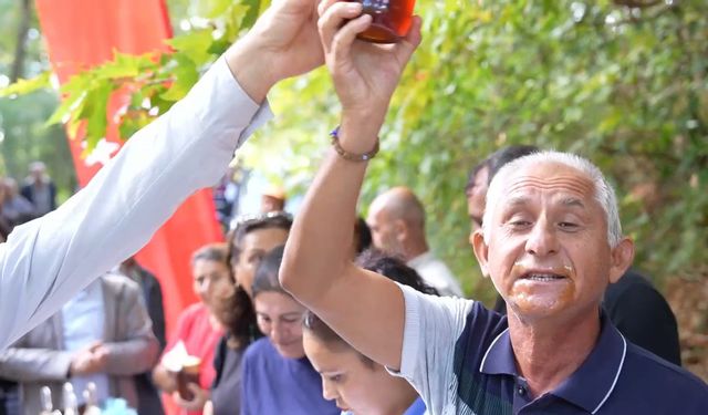 2 dakikada 1 kilogram bal yedi, izleyenler hayret etti
