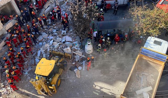 Çöken Binadaki Eczacı: "Belki Enkaz Altında Biz De Kalmış Olacaktık"