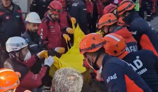 Kocaeli'de Çöken Binanın Enkazından 2 Kişinin Cansız Bedeni Çıkarıldı