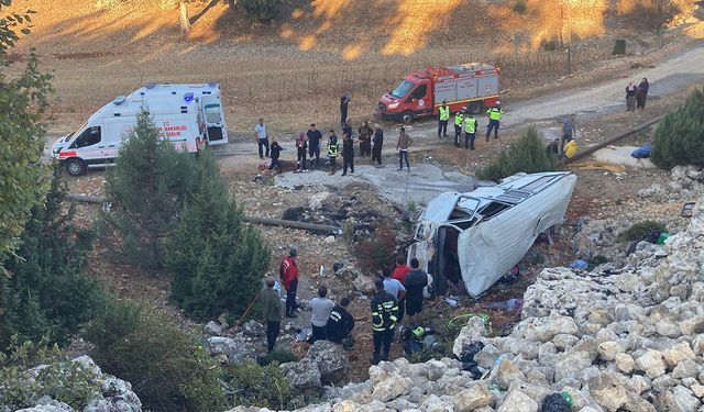 İşçi servisi şarampole devrildi: 4 ölü, 14 yaralı