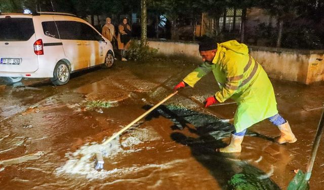 Yalova Belediyesi Ekiplerinden Sağanak Mesaisi