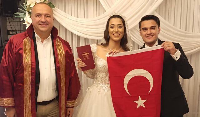 Çınarcık Belediye Başkanı Kurt’tan Genç Çiftin Nikahlarını Kıydı