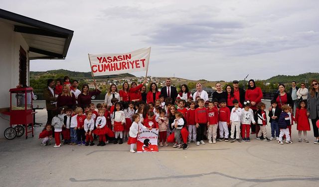 Kadıköy’deki Anaokulu Öğrencileri Cumhuriyet İçin Yürüdü