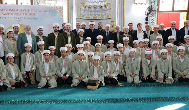 Hafızlar İcazetlerini Gururla Aldı