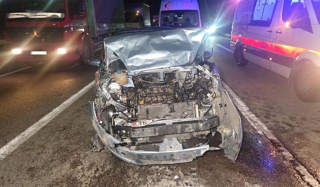 Kırmızı ışıkta duran otomobile arkadan çarptı: 1'i çocuk 5 yaralı