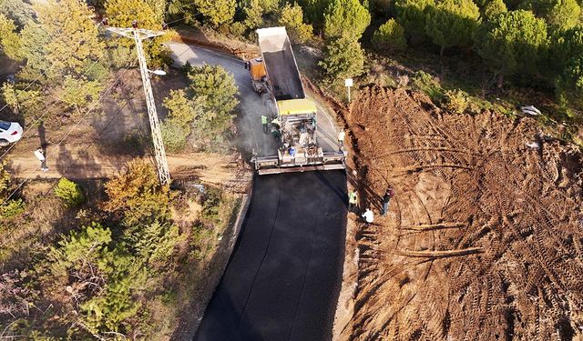 Köy Yollarında Sıcak Asfalt Çalışmaları Devam Ediyor