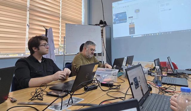 Robotik Atölyede Gençler Buluştu