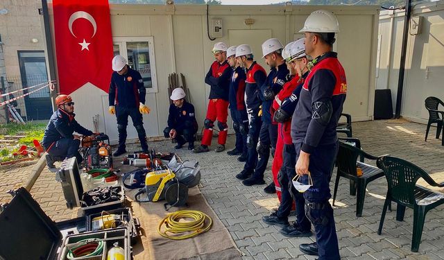 Altınova İtfaiyesi Arama Kurtarma Eğitimlerini Sürdürüyor