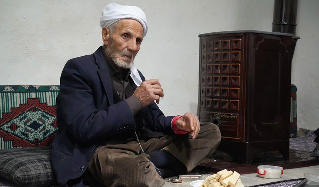 86 Yaşındaki Rüstem Dede 50 yıldır Sadece Çay ve Gofretle Yaşamını Sürdürüyor