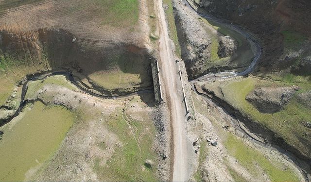 Su Seviyesi Düşen Gökçe Barajı'nda Tarihi Yolun Kalıntıları Gün Yüzüne Çıktı