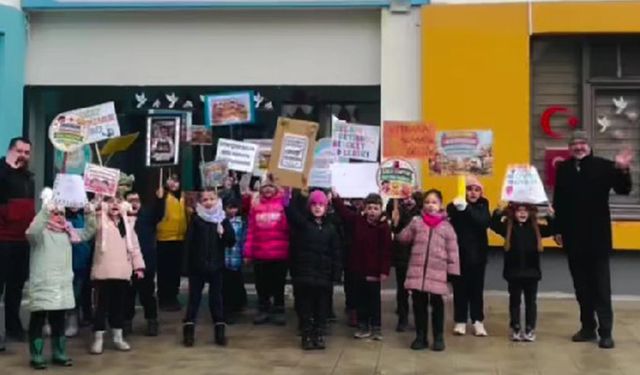 Öğrenciler Ellerindeki Kartonlarla Selam Dağıttı