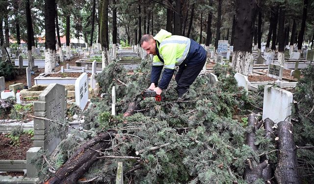 Şiddetli Fırtına Şehir Mezarlığını Da Etkiledi