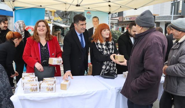 Yalova Belediyesi Kandil Simidi ve Lokum Dağıttı