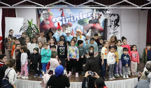 ‘Şirinler’ Çiftlikköy’de Çocuklarla Buluştu