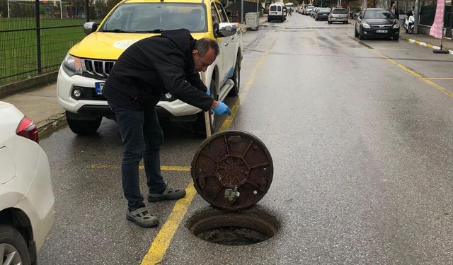 Çınarcık’ta Rögar Kapaklarında İlaçlama Çalışması Yapıldı