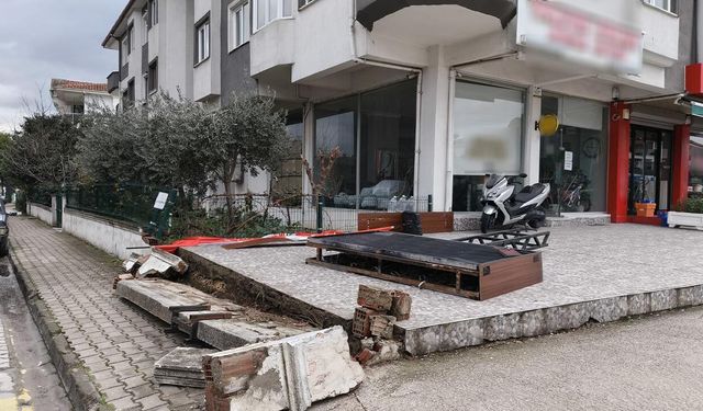 Yalova’da Devrilen Reklam Panosu Günlerdir Kaldırımda