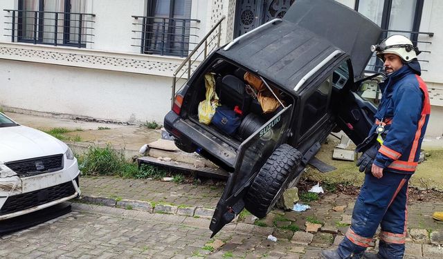 Bayraktepe Mahallesi’nde Trafik Kazası: Yaralı Vatandaş Araçtan Kurtarıldı