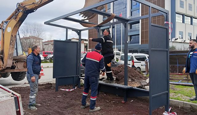 Çiftlikköy’de Duraklar Yenileniyor