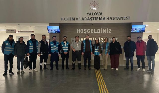 Gençler Sahurda Hastalara ve Personele Moral Dağıttı